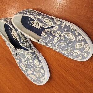 Vans Paisley canvas! Cream and jean colored PERFECTION! GREAT CONDITION!